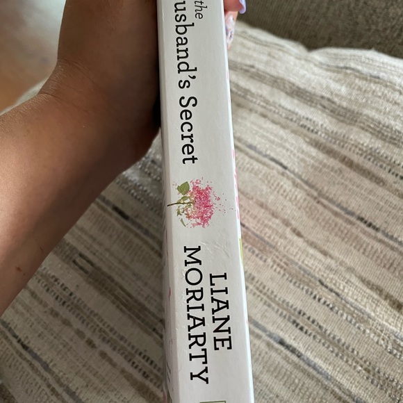 The Husband's Secret by Liane Moriarty Paperback EUC - Picture 3 of 3